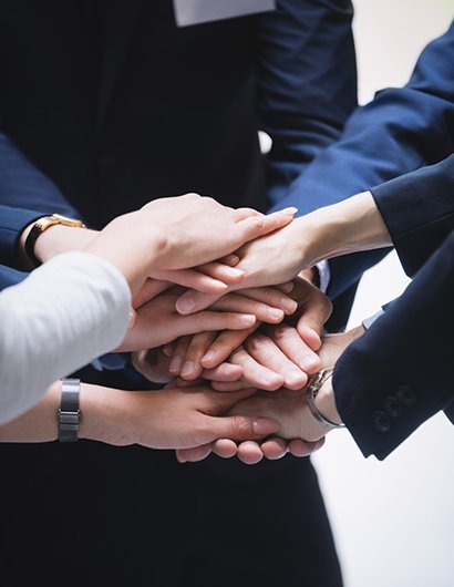 Acuerdo empresarial en una reunión de trabajo con arquitectos y desarrolladores inmobiliarios, simbolizando el compromiso y la confianza en el sector.